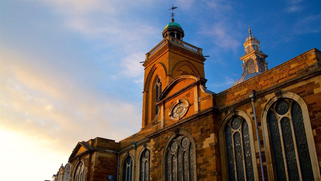 All Saints Church que incluye una puesta de sol y patrimonio de arquitectura