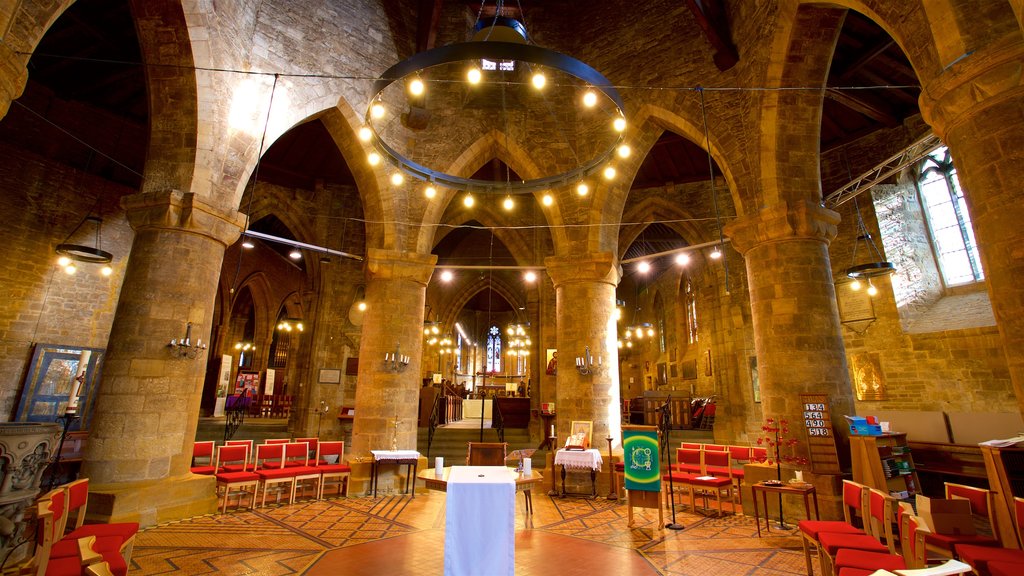 Church of the Holy Sepulchre ofreciendo vista interna y elementos patrimoniales