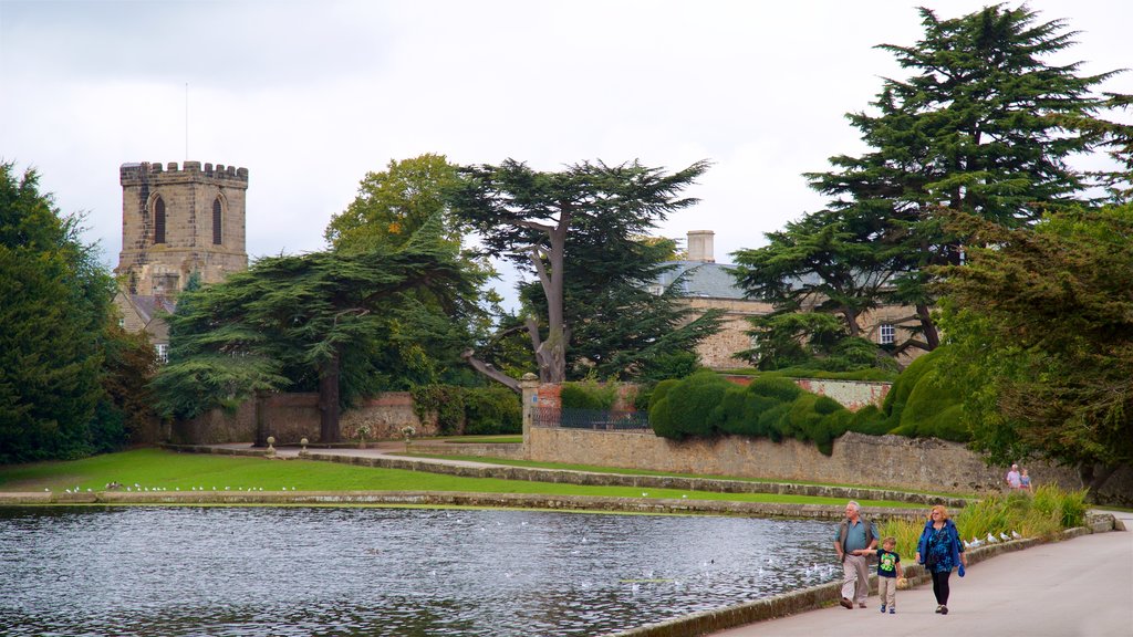 Melbourne showing a park, a pond and heritage elements