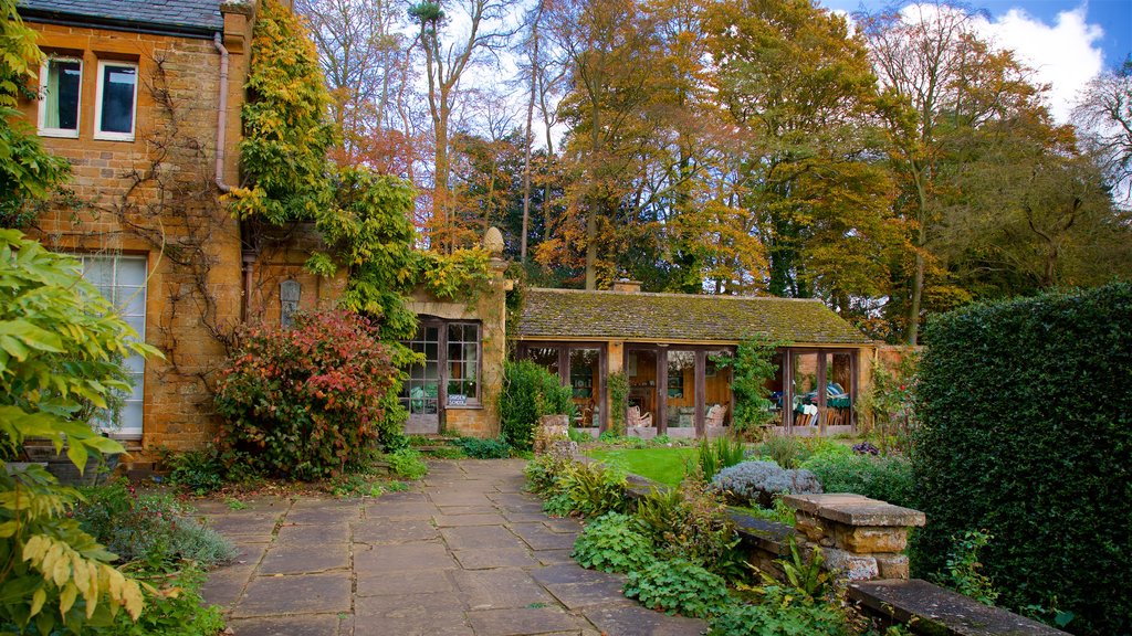 Coton Manor Gardens showing a park and a house