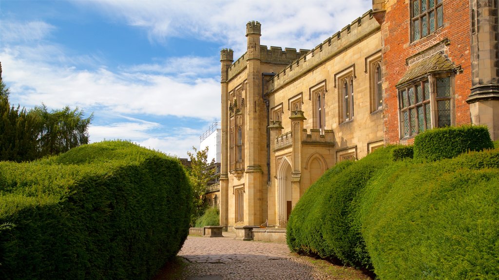 Elvaston Castle que inclui um pequeno castelo ou palácio e arquitetura de patrimônio