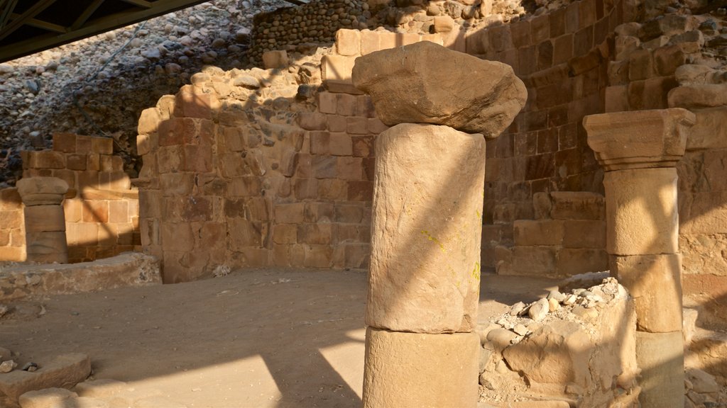 Caverna de Ló que inclui ruínas de edifício e elementos de patrimônio