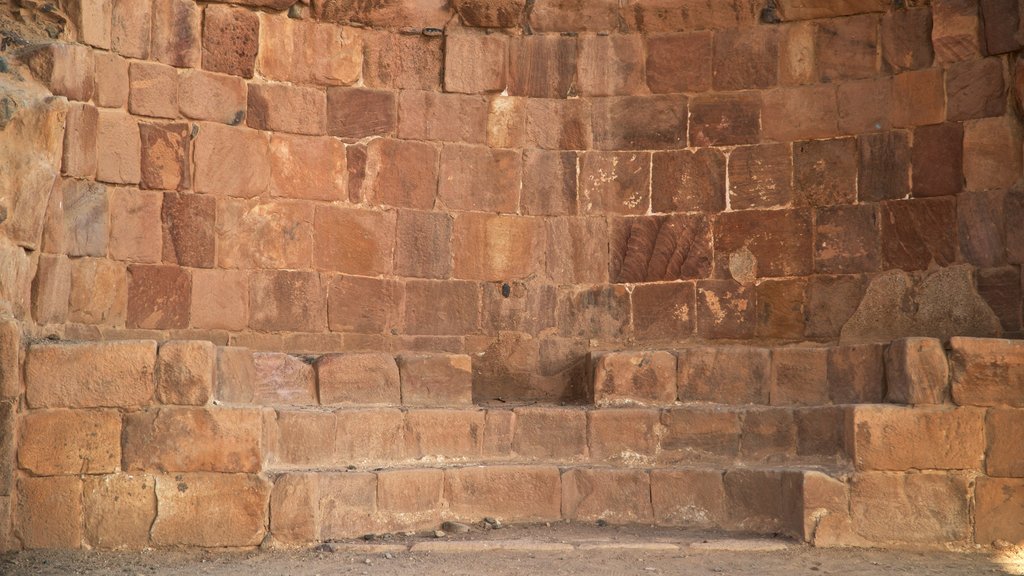 Caverna de Ló que inclui elementos de patrimônio