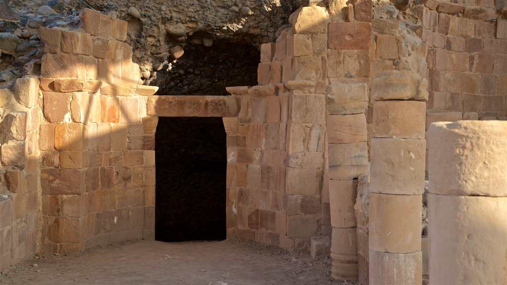 Cueva de Lot ofreciendo ruinas de edificios y elementos patrimoniales