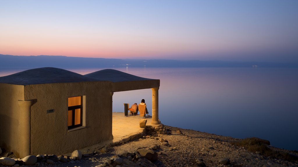 Réserve naturelle de Mujib montrant paysages côtiers, un coucher de soleil et une maison