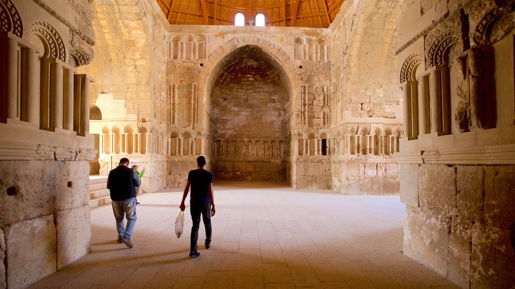 Palacio Ummayed ofreciendo elementos patrimoniales y vista interna y también una pareja