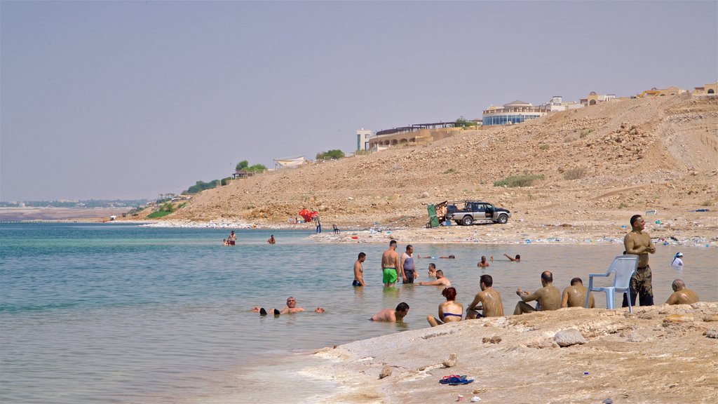 Sweimeh que incluye una playa de guijarros, natación y vistas generales de la costa