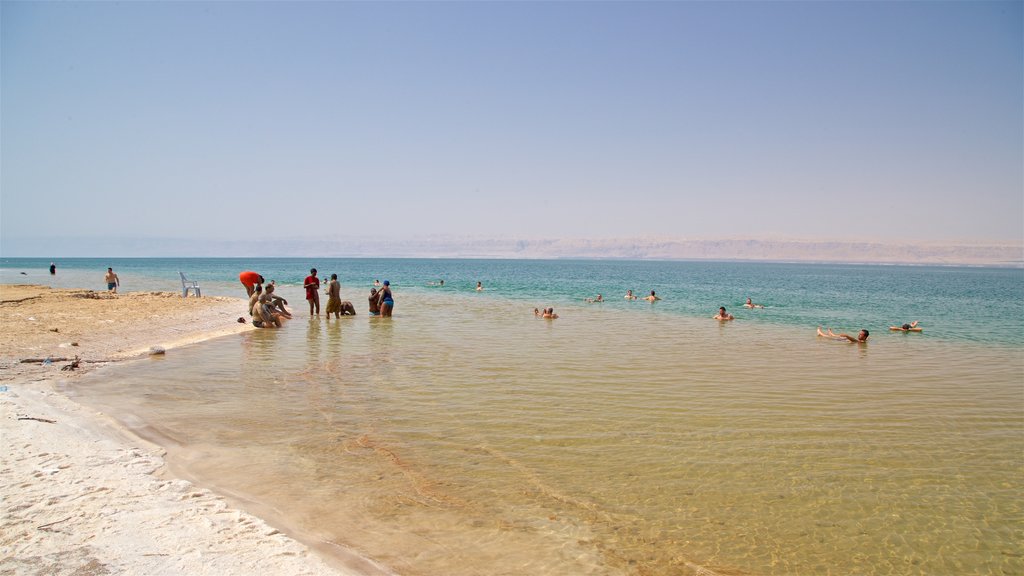 Playa Ammán ofreciendo una playa, natación y vistas generales de la costa