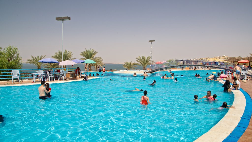 Playa Ammán ofreciendo natación, una alberca y vistas generales de la costa