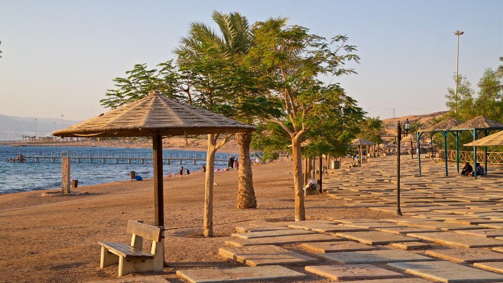 Aqaba caracterizando paisagens litorâneas e uma praia