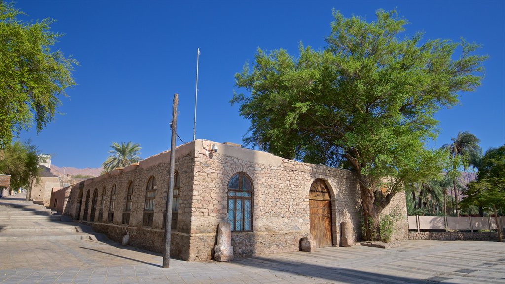 Fortaleza de Aqaba que incluye elementos patrimoniales y una casa