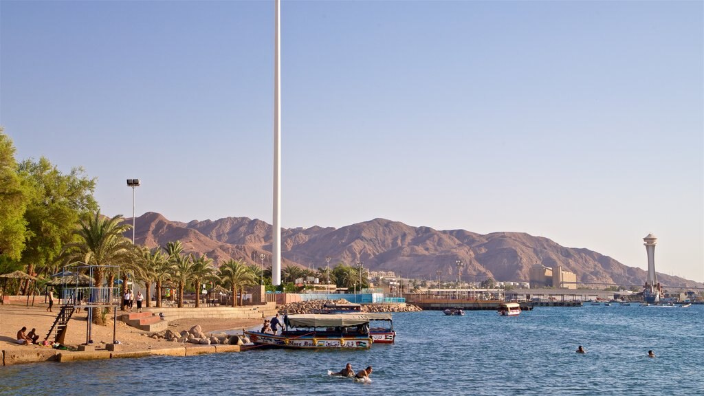 Aqaba mostrando paisagens litorâneas, natação e uma praia de areia