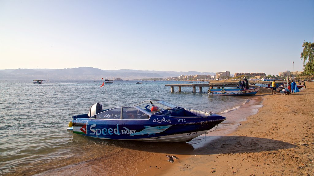 Aqaba mostrando um pôr do sol, uma praia de areia e paisagens litorâneas