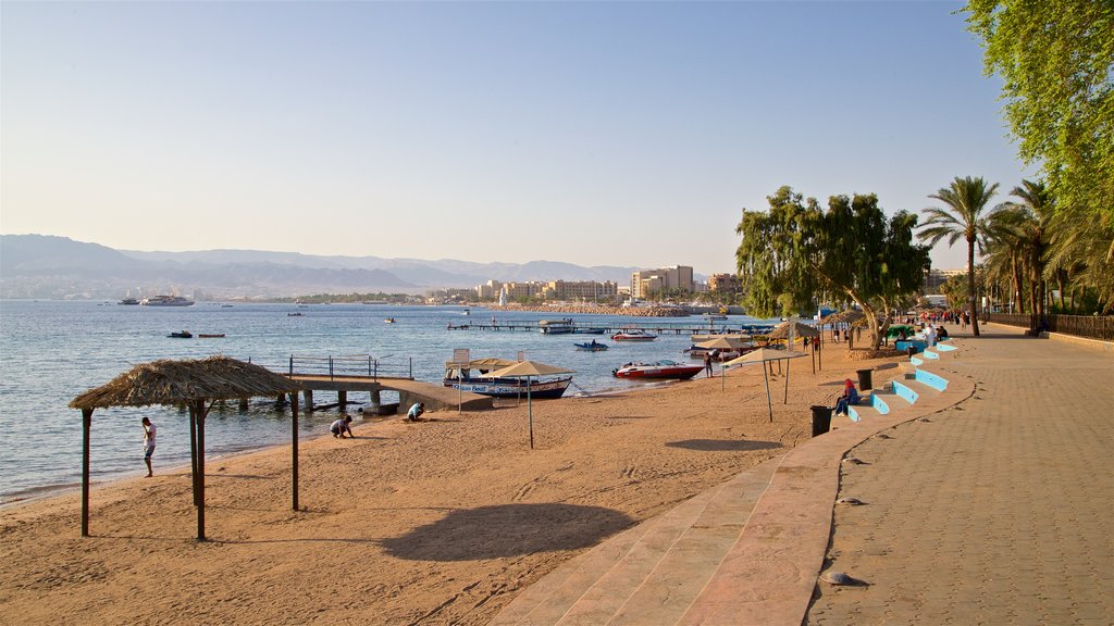 Aqaba ofreciendo vistas generales de la costa, una ciudad costera y una playa de arena