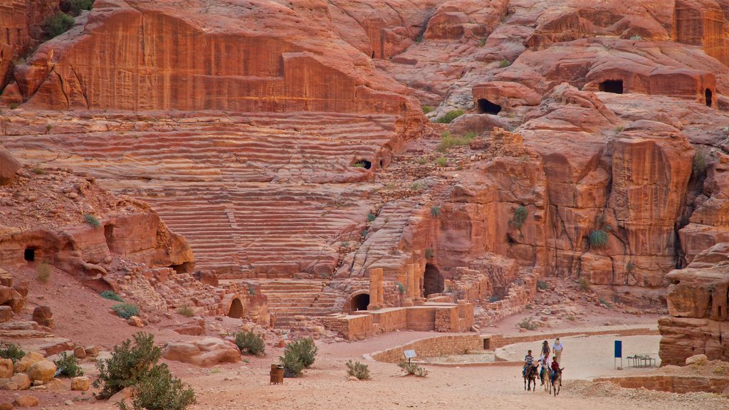 Teatro Nabateu caracterizando ruínas de edifício, animais terrestres e um desfiladeiro ou canyon