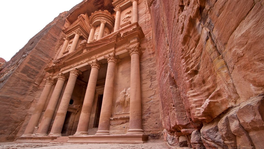 Wadi Musa mostrando arquitetura de patrimônio e um desfiladeiro ou canyon