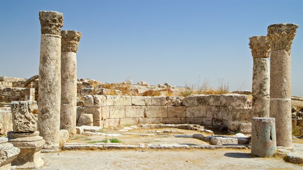 Église byzantine montrant éléments du patrimoine et édifice en ruine