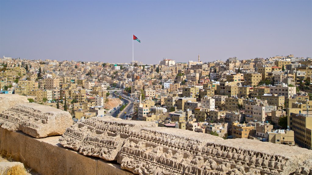 Jabal al-Qal\'a, Amman, Jordan som inkluderer landskap og by