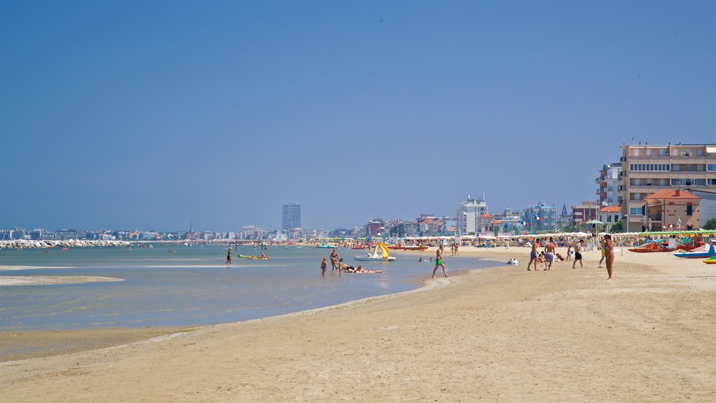 Viserbella ofreciendo una playa de arena, una ciudad costera y natación