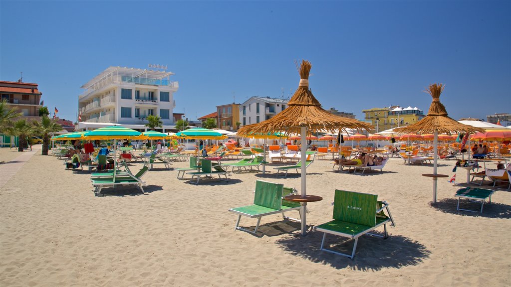 Torre Pedrera que incluye una ciudad costera, una playa y vista general a la costa