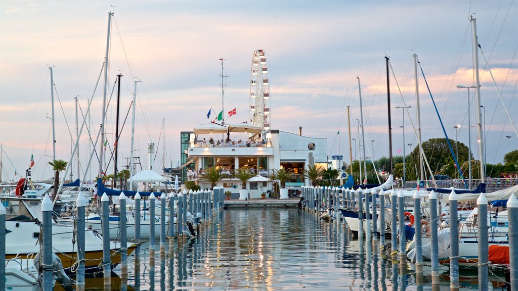 Noria Ferris de Rímini que incluye una puesta de sol y una bahía o puerto