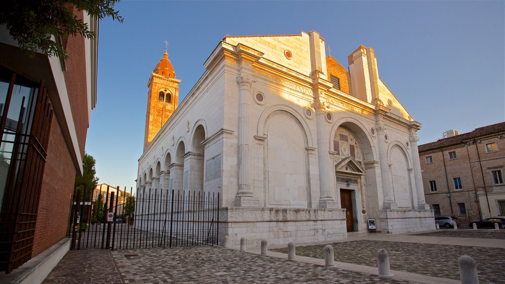 Basilica Cattedrale som viser kirke eller katedral, historisk arkitektur og solnedgang