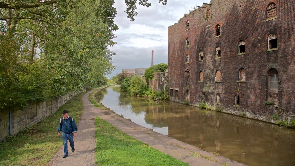 Stoke on Trent ofreciendo elementos del patrimonio y un río o arroyo y también un hombre