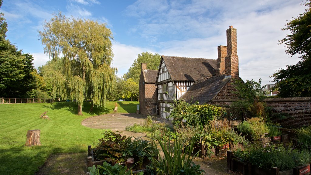 Ford Green Hall mostrando un jardín, elementos del patrimonio y una casa