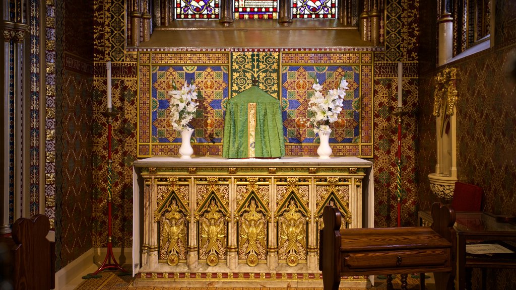 St Giles Catholic Church mettant en vedette scènes intérieures, une église ou une cathédrale et éléments du patrimoine