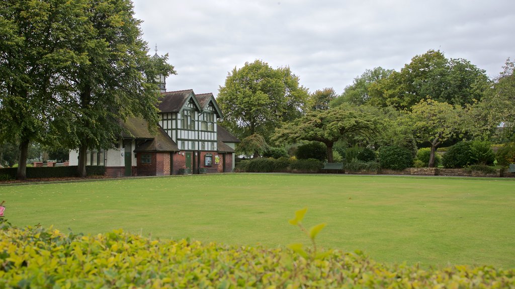 Burslem Park presenterar en trädgård och ett hus