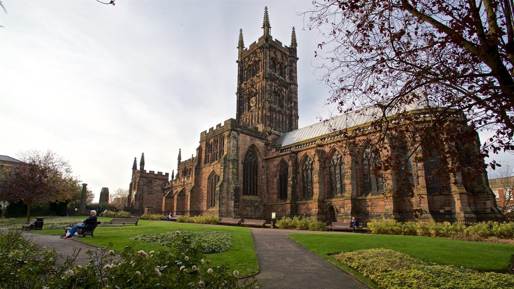 Wolverhampton mostrando flores silvestres, una iglesia o catedral y jardín