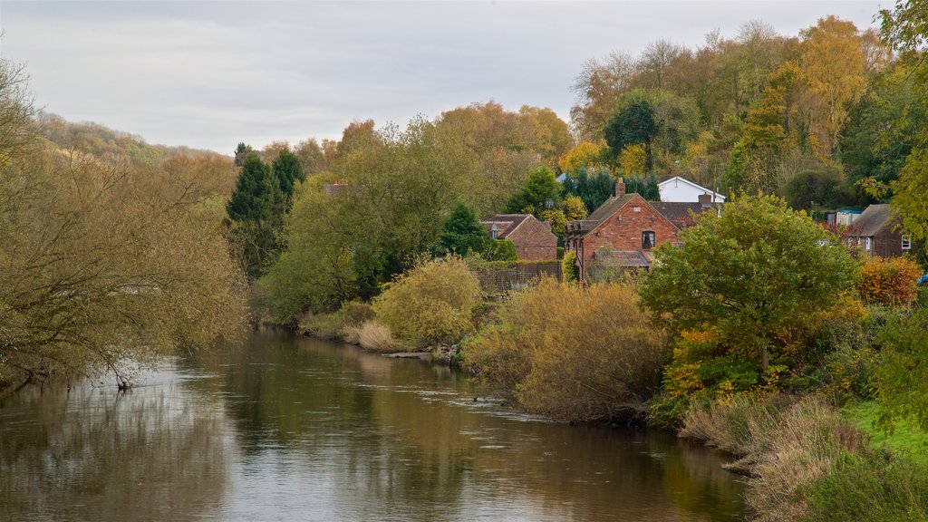 Telford ofreciendo un lago o abrevadero, una pequeña ciudad o pueblo y hojas de otoño