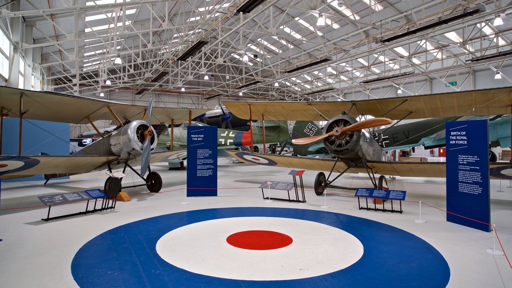 Cosford Royal Air Force Museum que inclui elementos de patrimônio, aeronave e vistas internas