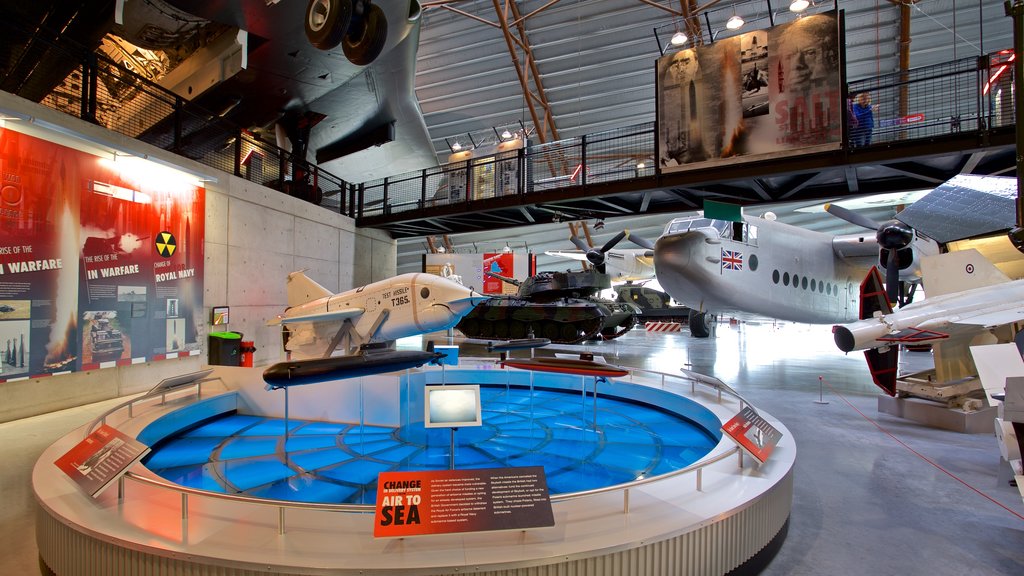 Cosford Royal Air Force Museum que incluye vistas interiores y aeronave