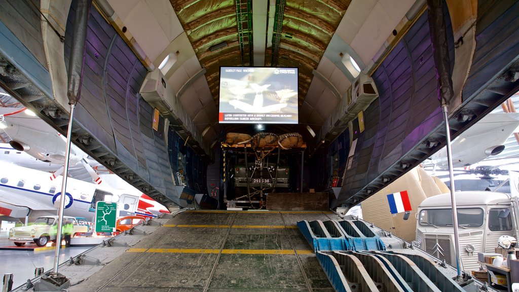 Cosford Royal Air Force Museum ofreciendo aeronave y vistas interiores