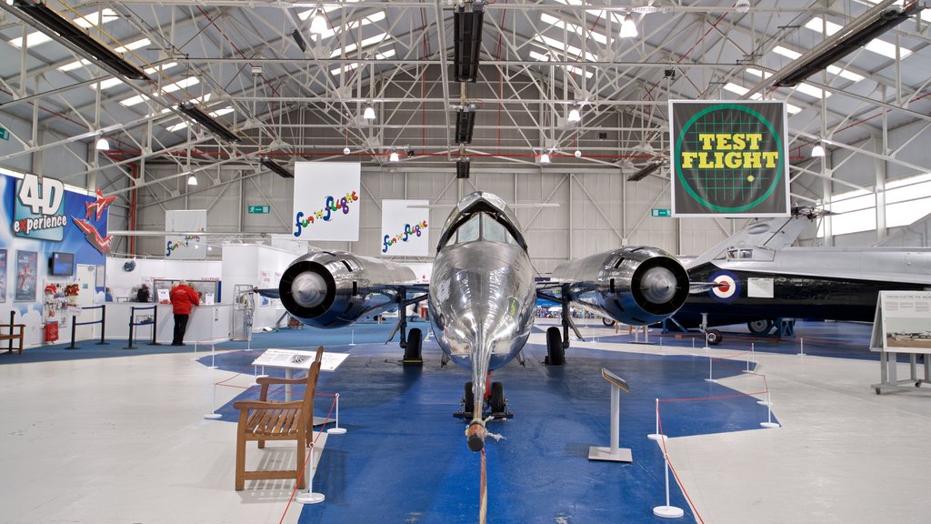 Cosford Royal Air Force Museum mostrando avión y vista interna