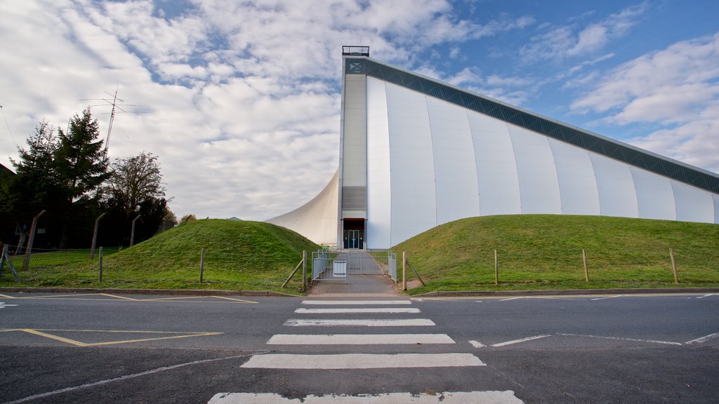 Cosford Royal Air Force Museum menampilkan arsitektur modern