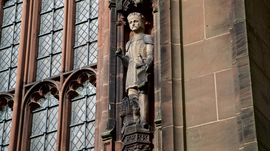 Catredral de Coventry que incluye una estatua o escultura y elementos del patrimonio