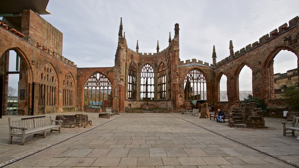 Catredral de Coventry ofreciendo arquitectura patrimonial y una plaza