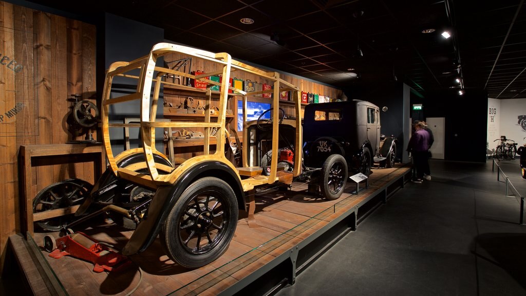 Museo del Transporte de Coventry ofreciendo vista interna y elementos patrimoniales