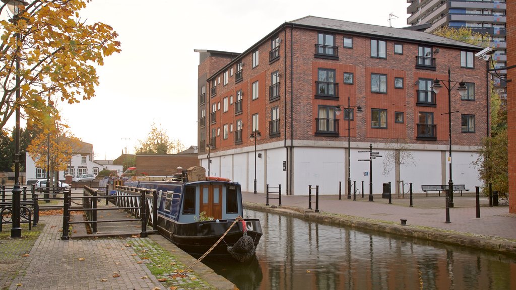 Coventry Canal Basin mostrando una bahía o un puerto