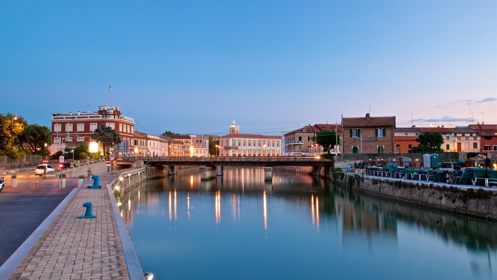 Senigallia menunjukkan matahari terbenam dan pelabuhan atau dermaga