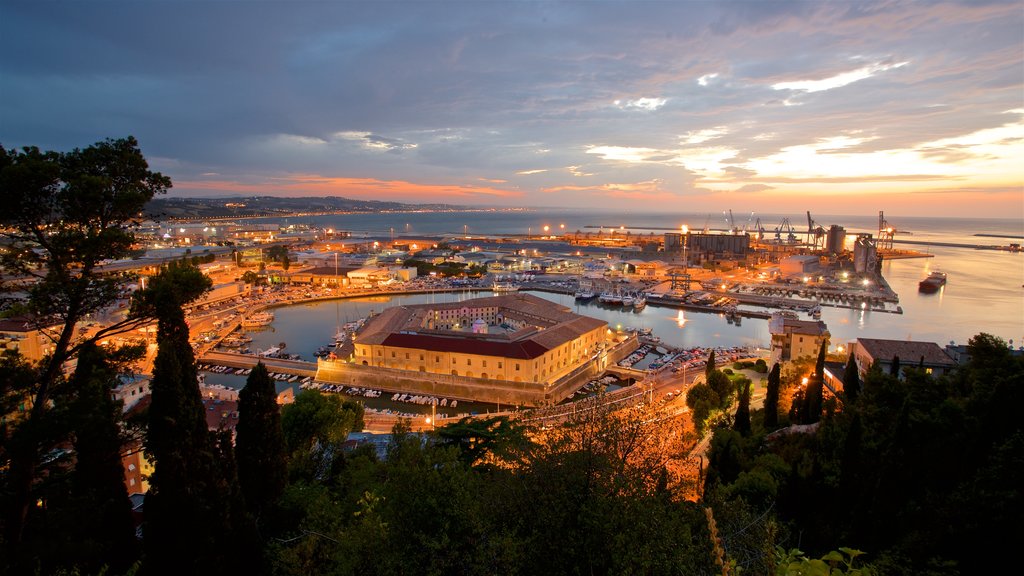 Mole Vanvitelliana ofreciendo vistas generales de la costa, una puesta de sol y vistas de paisajes