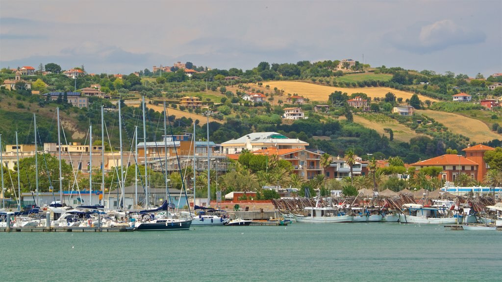 Puerto Giulianova que incluye una bahía o un puerto y una ciudad costera