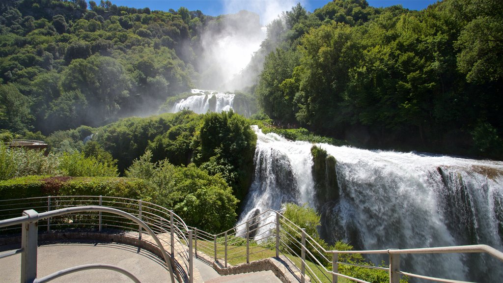 Cascata delle Marmore mostrando una cascada