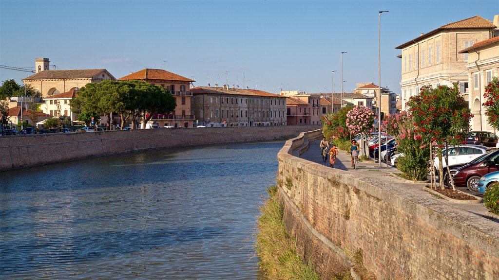 Senigallia som inkluderer elv eller bekk og sykling i tillegg til en liten gruppe med mennesker