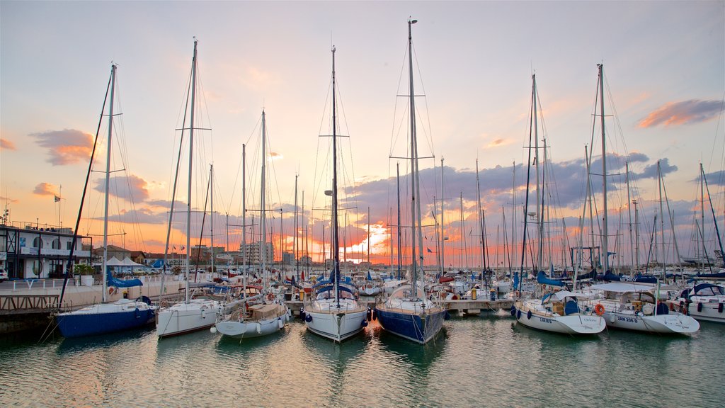 Senigallia mostrando um pôr do sol e uma baía ou porto