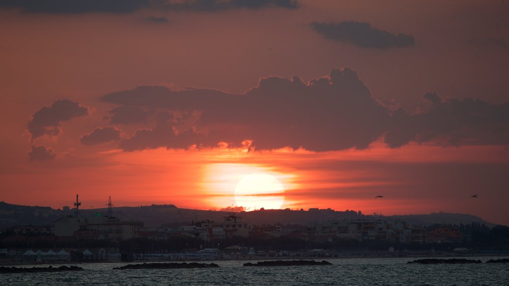 Senigallia mostrando vistas de paisajes y una puesta de sol