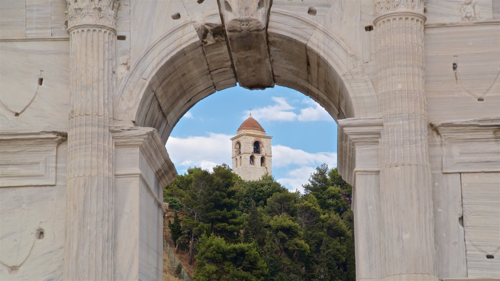 Arco di Traiano fasiliteter samt kulturarv