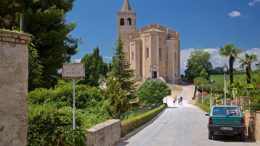 Santa Maria della Rocca kirke som inkluderer historisk arkitektur